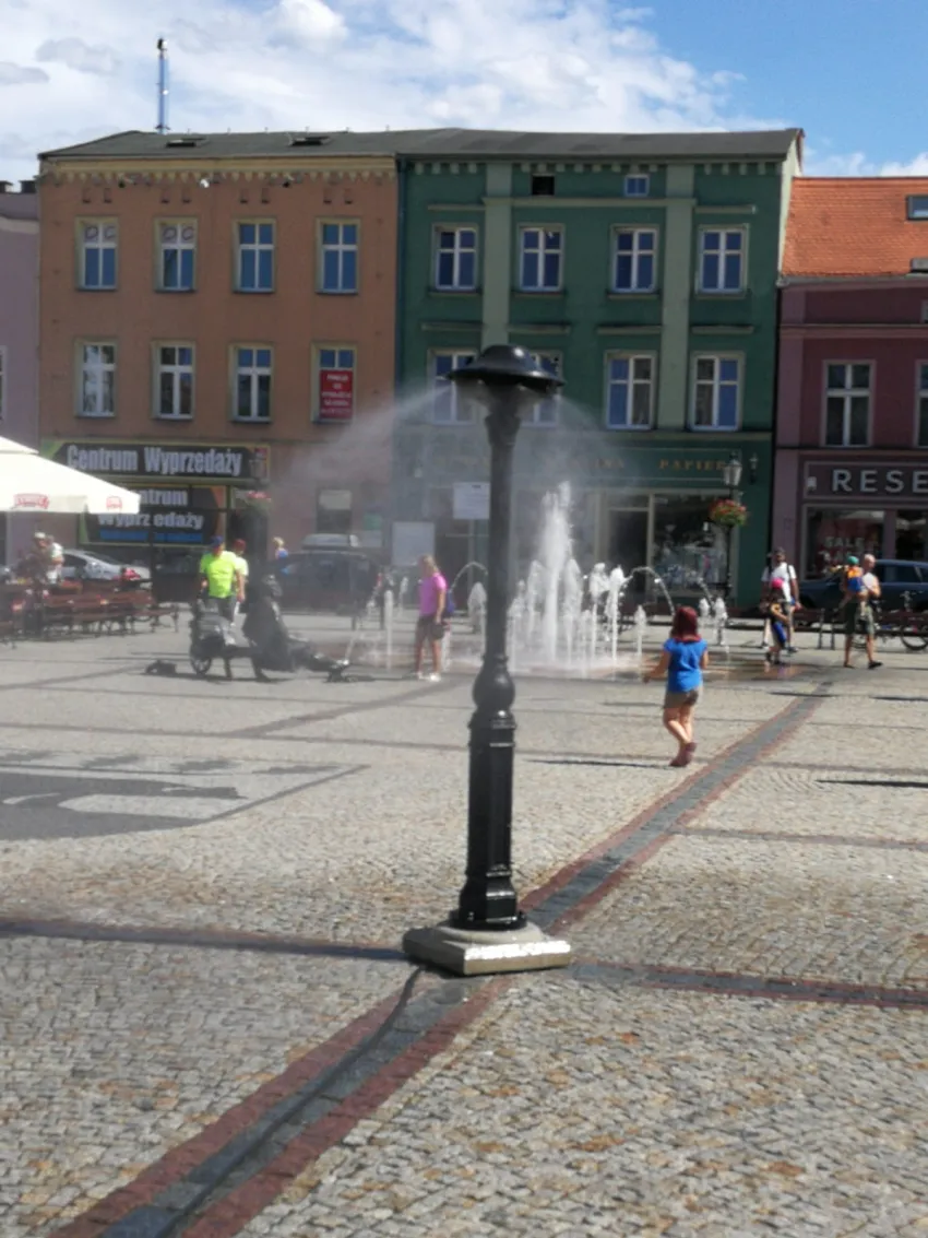 Uruchomienie kurtyny wodnej na kościerskim Rynku.